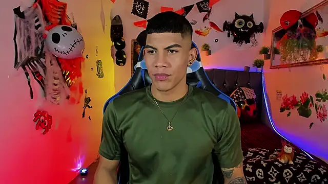 Snapshot of Damian_latinxxx chatting on October 28, 2025, 3:18 am Damian latinxxx online show from October 28, 2025, 3:18 am