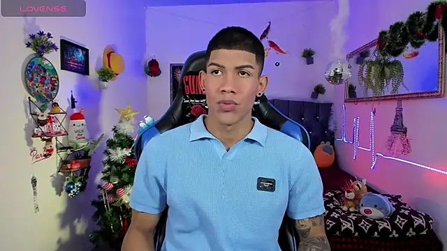 Snapshot of Damian_latinxxx chatting on December 2, 2025, 3:07 am Damian latinxxx online show from December 2, 2025, 3:07 am