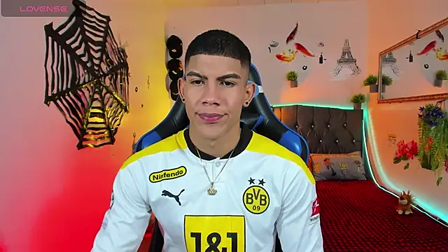 Snapshot of Damian_latinxxx chatting on October 7, 2025, 2:45 am Damian latinxxx online show from October 7, 2025, 2:45 am