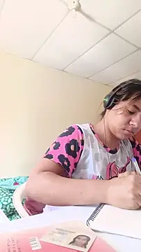 Kamilasalazar online show from November 17, 2025, 2:32 pm