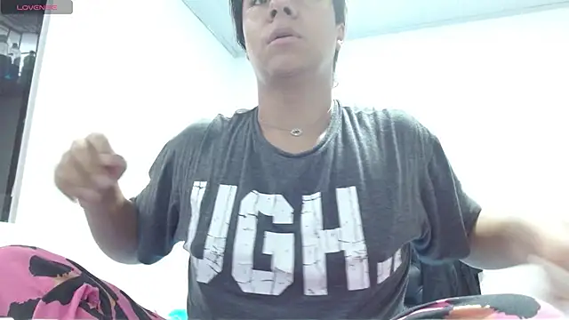 Kamilasalazar online show from September 15, 2025, 7:58 pm