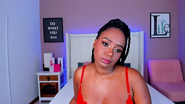 Snapshot of Britanymooree chatting on November 28, 2025, 8:42 pm Britanymooree online show from November 28, 2025, 8:42 pm