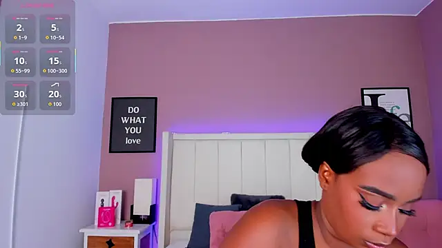 Snapshot of Britanymooree chatting on October 22, 2025, 7:35 pm Britanymooree online show from October 22, 2025, 7:35 pm