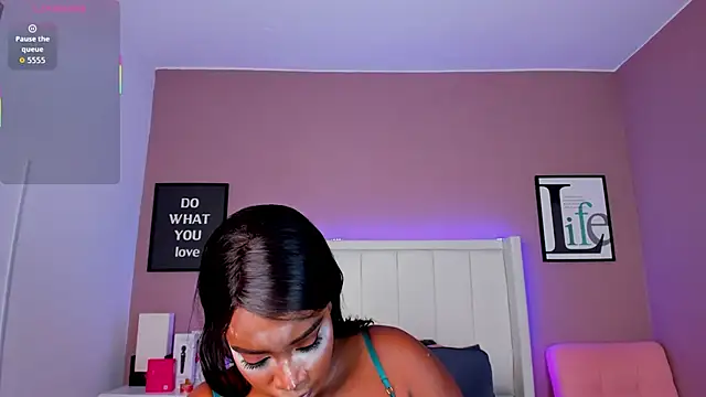 Snapshot of Britanymooree chatting on November 1, 2025, 8:14 pm Britanymooree online show from November 1, 2025, 8:14 pm