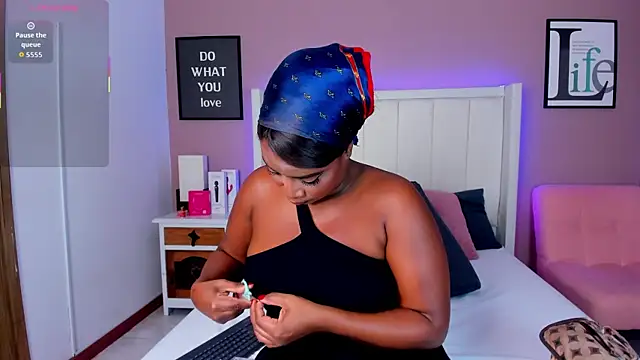 Snapshot of Britanymooree chatting on November 4, 2025, 8:01 pm Britanymooree online show from November 4, 2025, 8:01 pm