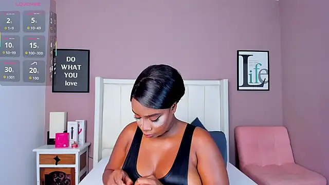 Snapshot of Britanymooree chatting on November 3, 2025, 8:01 pm Britanymooree online show from November 3, 2025, 8:01 pm