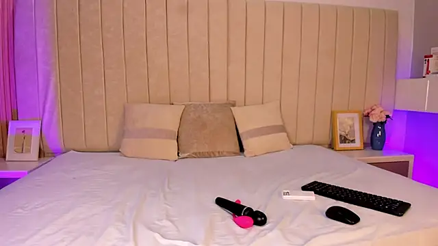 Littleolivia  online show from August 4, 2026, 3:38 pm