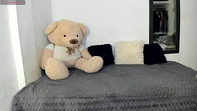 Snapshot of LittleParker chatting on November 7, 2025, 12:21 pm LittleParker online show from November 7, 2025, 12:21 pm