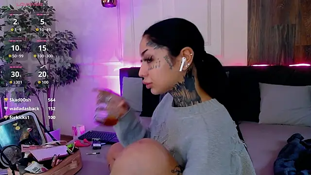 Snapshot of CreamyInkky_ chatting on November 9, 2025, 7:01 am CreamyInkky online show from November 9, 2025, 7:01 am