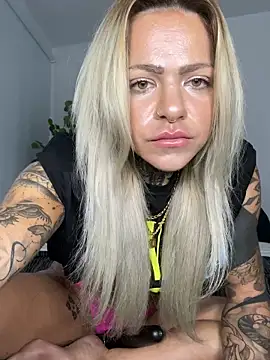 Snapshot of Divina_X_ chatting on December 5, 2025, 4:55 am Divina X online show from December 5, 2025, 4:55 am