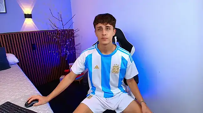 Snapshot of JoseloEvans chatting on January 1, 2025, 11:18 pm JoseloEvans online show from January 1, 2025, 11:18 pm