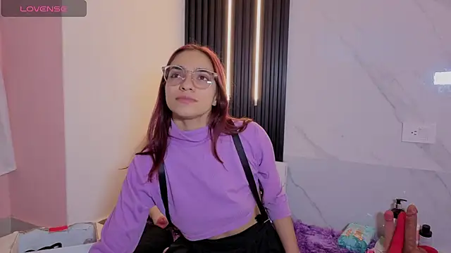 Scarlet Red  online show from November 9, 2025, 1:04 pm