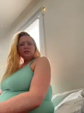 Snapshot of Lalalynn chatting on April 20, 2026, 10:22 pm Lalalynn online show from April 20, 2026, 10:22 pm