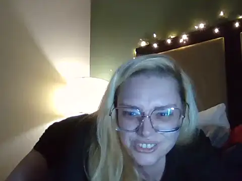 Snapshot of Lalalynn chatting on April 12, 2026, 10:51 am Lalalynn online show from April 12, 2026, 10:51 am