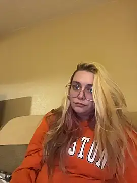 Snapshot of Lalalynn chatting on April 16, 2026, 2:23 am Lalalynn online show from April 16, 2026, 2:23 am