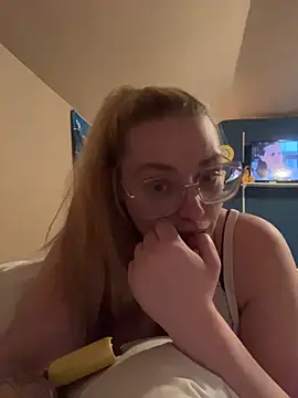 Snapshot of Lalalynn chatting on May 5, 2026, 12:57 am Lalalynn online show from May 5, 2026, 12:57 am