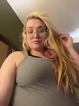 Snapshot of Lalalynn chatting on April 14, 2026, 6:57 pm Lalalynn online show from April 14, 2026, 6:57 pm