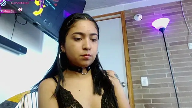 Snapshot of helenacyruss chatting on October 25, 2025, 4:18 pm helenacyruss online show from October 25, 2025, 4:18 pm