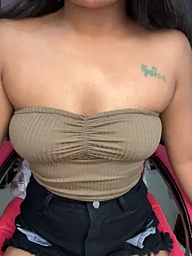 LeisyXO online show from November 3, 2025, 5:38 pm