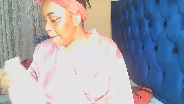 Snapshot of Queenshaz01 chatting on March 21, 2026, 12:01 am Queenshaz01 online show from March 21, 2026, 12:01 am