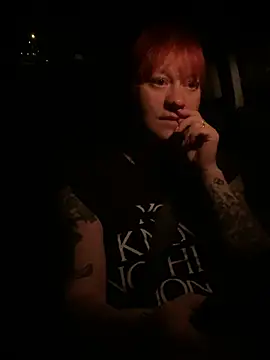 Snapshot of poussichienne chatting on July 10, 2026, 2:11 am poussichienne online show from July 10, 2026, 2:11 am