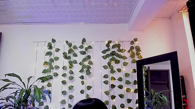 mariiana-diaz online show from November 14, 2025, 2:21 pm