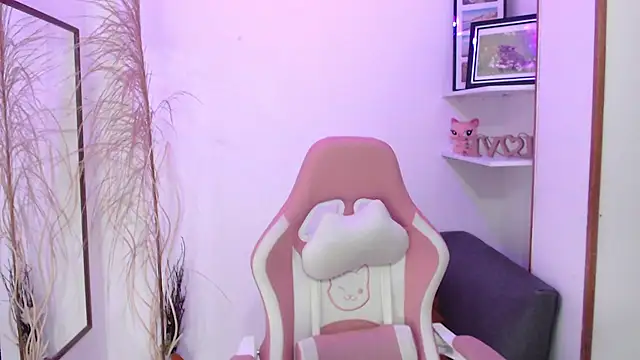 EmmaMyerss  online show from September 30, 2025, 11:33 pm