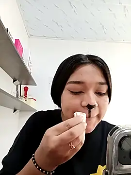 Snapshot of -VICKKY chatting on October 29, 2025, 1:32 pm -VICKKY online show from October 29, 2025, 1:32 pm