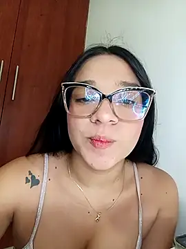 Snapshot of -VICKKY chatting on November 8, 2025, 2:04 am -VICKKY online show from November 8, 2025, 2:04 am