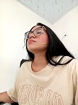 Snapshot of -VICKKY chatting on November 6, 2025, 1:15 pm -VICKKY online show from November 6, 2025, 1:15 pm