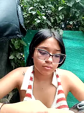 -VICKKY online show from February 13, 2025, 4:28 pm
