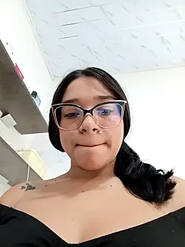 Snapshot of -VICKKY chatting on November 25, 2025, 3:01 pm -VICKKY online show from November 25, 2025, 3:01 pm