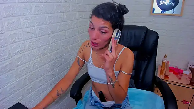 Snapshot of ImCrazzy chatting on February 25, 2026, 2:06 pm ImCrazzy online show from February 25, 2026, 2:06 pm