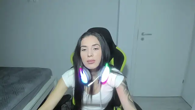 Snapshot of Emmapmg chatting on December 15, 2025, 6:36 pm Emmapmg online show from December 15, 2025, 6:36 pm