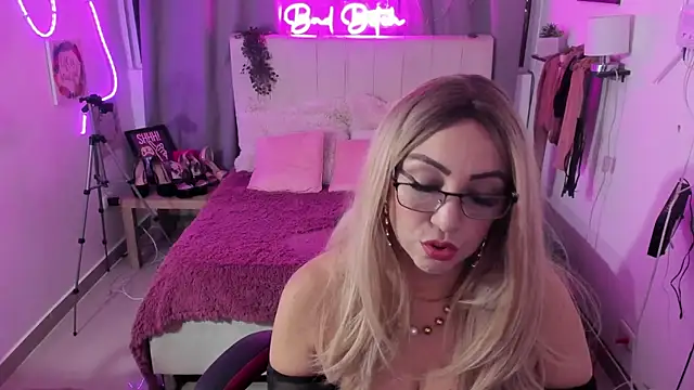 Snapshot of anyclark_ chatting on September 13, 2025, 4:01 am anyclark online show from September 13, 2025, 4:01 am