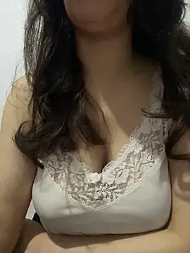Snapshot of farah-36 chatting on May 15, 2026, 12:52 am farah-36 online show from May 15, 2026, 12:52 am