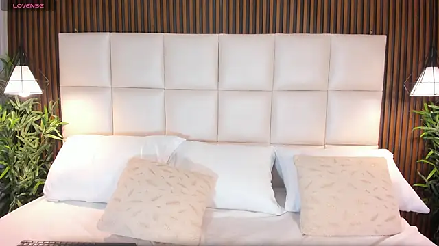 LiaTink online show from December 18, 2025, 4:44 pm