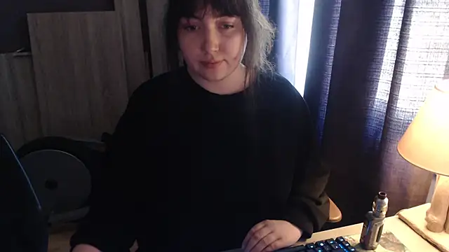 Lynylou online show from April 10, 2026, 1:51 pm