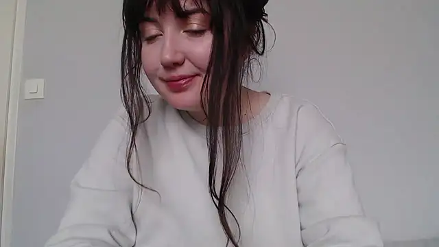 Lynylou online show from March 8, 2026, 2:53 pm