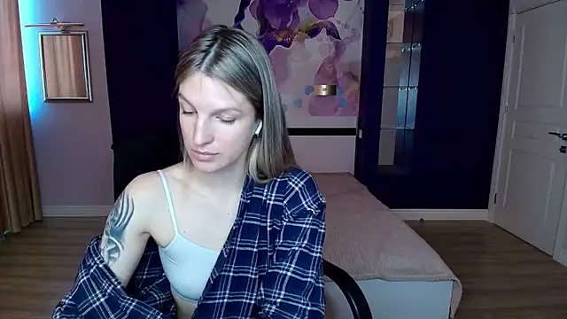 EmilyWalkeri online show from May 4, 2026, 7:00 am