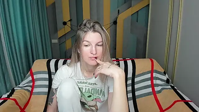 Snapshot of EmilyWalkeri chatting on December 3, 2025, 8:03 am EmilyWalkeri online show from December 3, 2025, 8:03 am