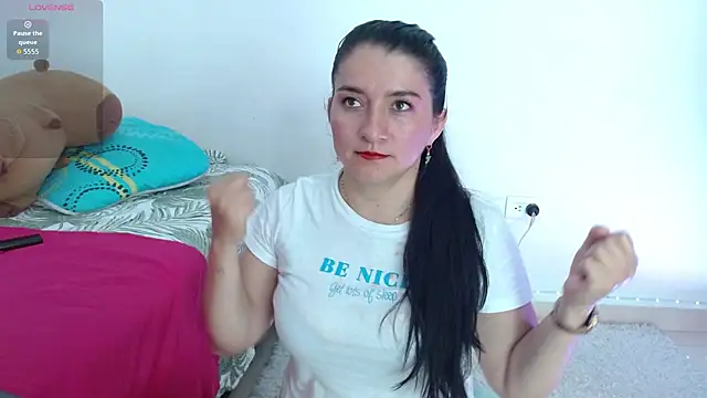 Snapshot of Emelyross_ chatting on July 27, 2026, 11:12 pm Emelyross online show from July 27, 2026, 11:12 pm