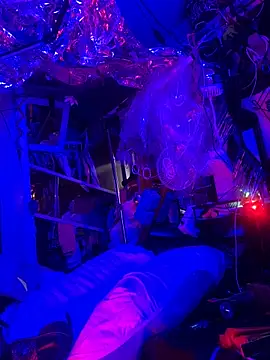 gurlnips online show from December 17, 2025, 11:54 pm