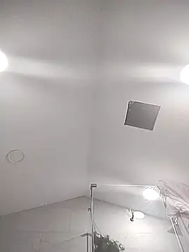 gurlnips online show from December 22, 2025, 8:36 am