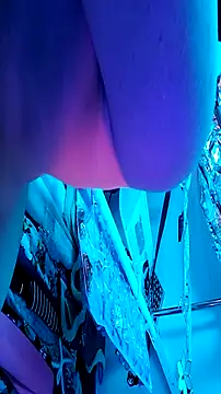 gurlnips online show from November 12, 2025, 6:17 am