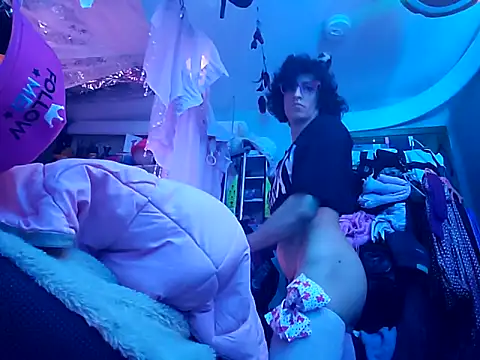 gurlnips online show from March 11, 2025, 4:08 am