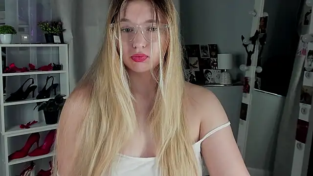 Rebecca Kelly online show from November 3, 2025, 2:28 am