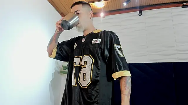 Snapshot of DrakeNeumann chatting on October 13, 2025, 3:30 am DrakeNeumann online show from October 13, 2025, 3:30 am