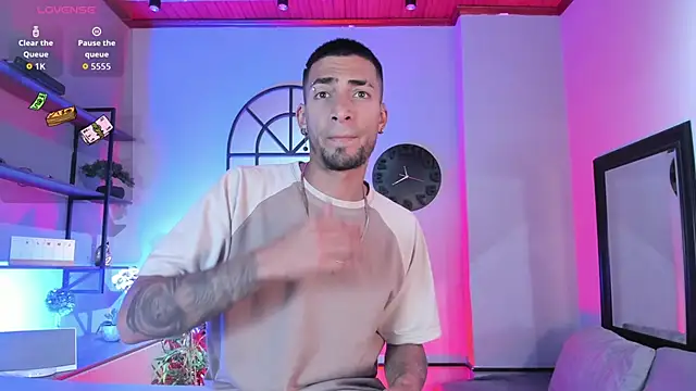 Snapshot of DrakeNeumann chatting on December 14, 2025, 3:35 am DrakeNeumann online show from December 14, 2025, 3:35 am