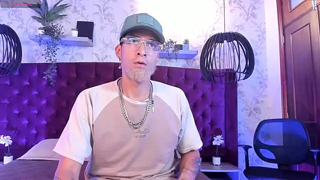 Snapshot of DrakeNeumann chatting on July 26, 2026, 3:46 am DrakeNeumann online show from July 26, 2026, 3:46 am